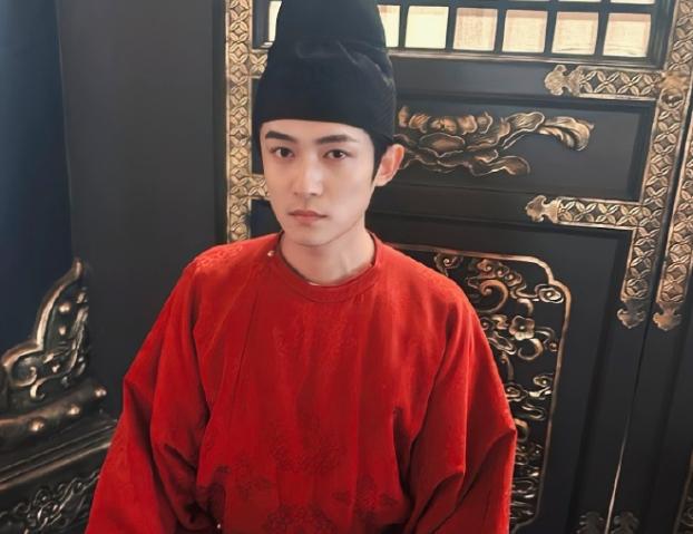掉后险些没认出来他反差感也太强了龙8囯际国色芳华：戴上眼罩帅气摘(图3)