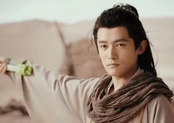 掉后险些没认出来他反差感也太强了龙8囯际国色芳华：戴上眼罩帅气摘(图6)