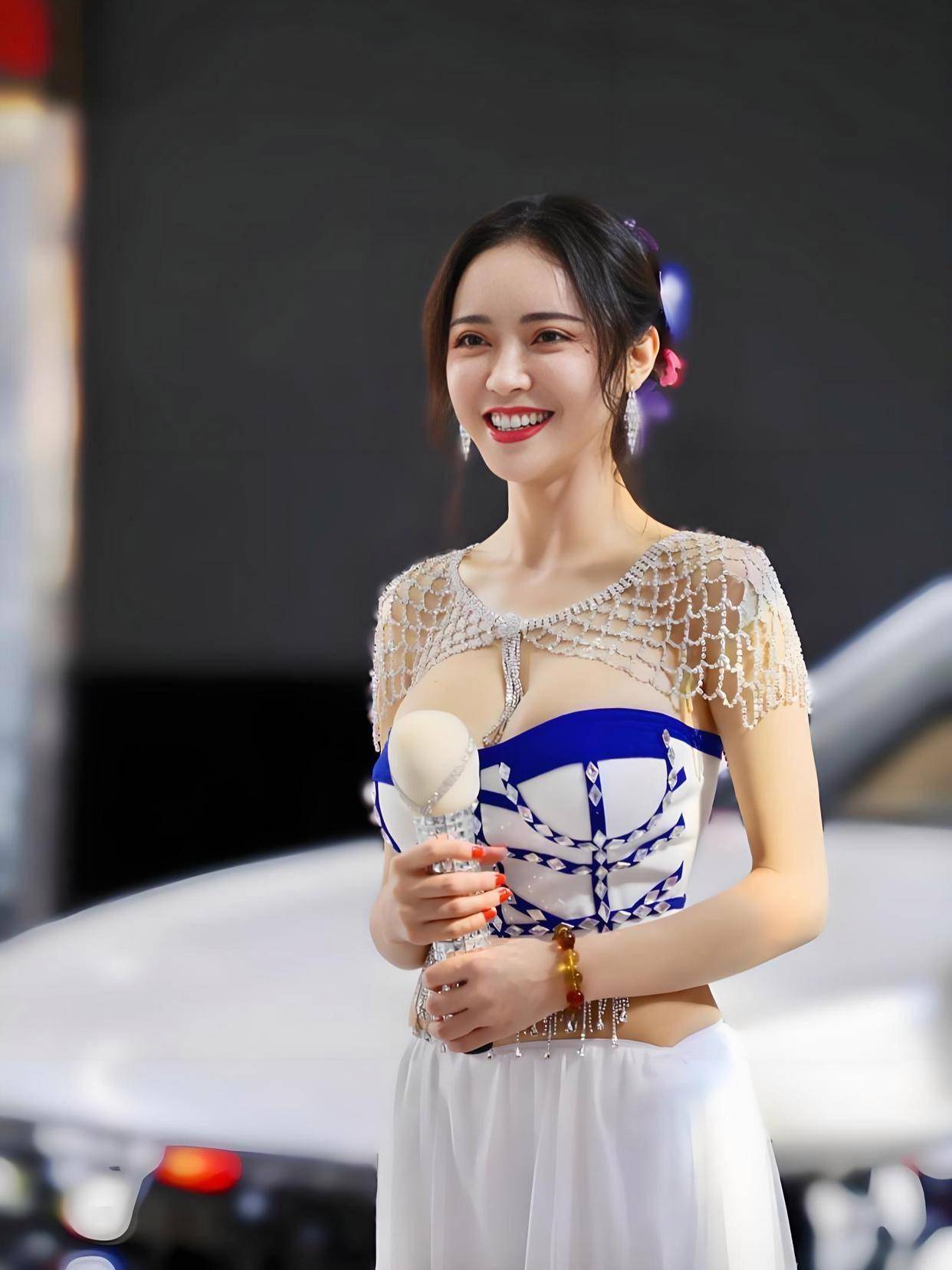 魔鬼身材不愧是模特出身！潘春春最惊艳的3