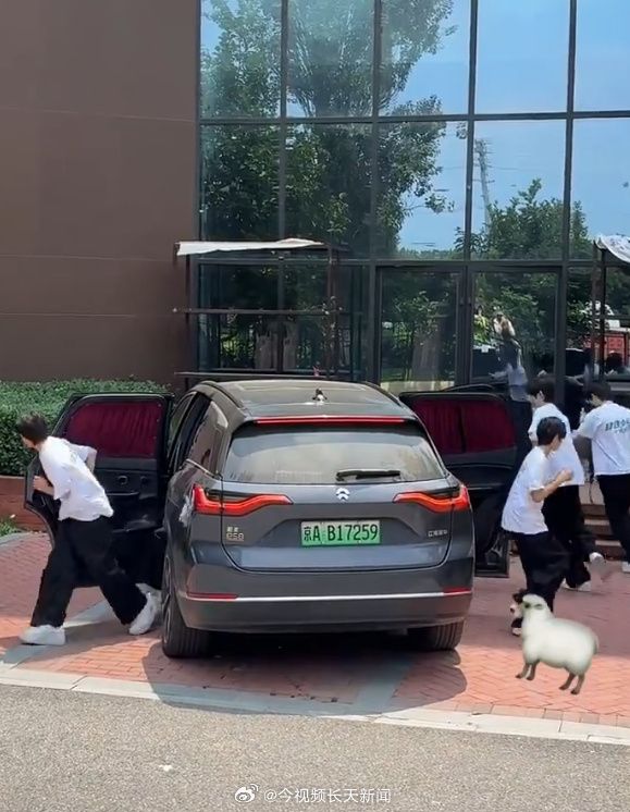 看傻“坐新能源车越来越像钻别人家被窝了”蔚来们往车里装衣帽间、厨房和厕所把中产