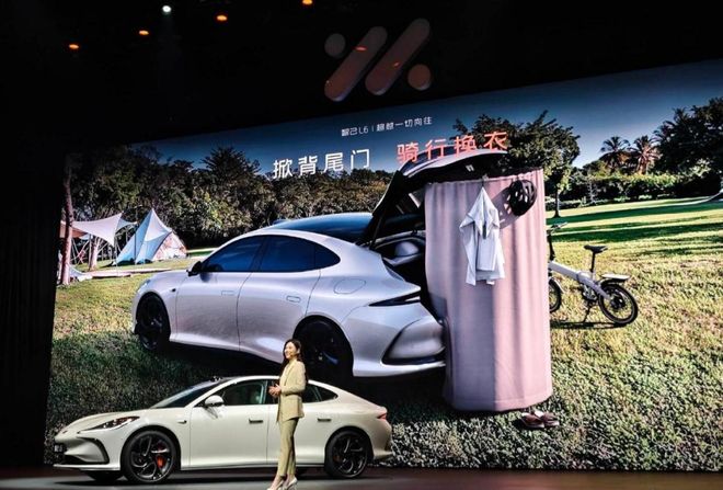 看傻“坐新能源车越来越像钻别人家被窝了”蔚来们往车里装衣帽间、厨房和厕所把中产(图9)